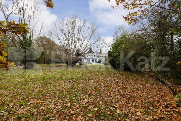 A elegant and historic 16th century detached house on an exclusive street   Totteridge Common, Highwood Hill